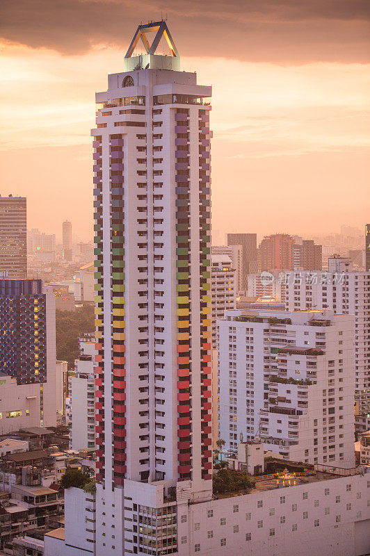 全景城市景观商业区(baiyok, Ratchaprarop, patunam曼谷，泰国)鸟瞰高层建筑在黄昏